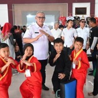 Bupati Kuningan berfoto bersama para pesilat usai membuka Silat Kuningan Championship 1 2023 Se- Jawa Barat dan DKI Jakarta.